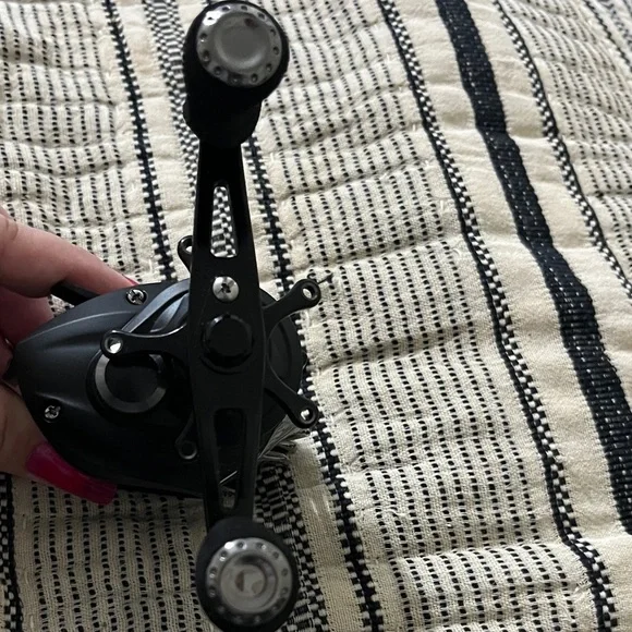 Left Handed Baitcasting Reel - Picture 3 of 3